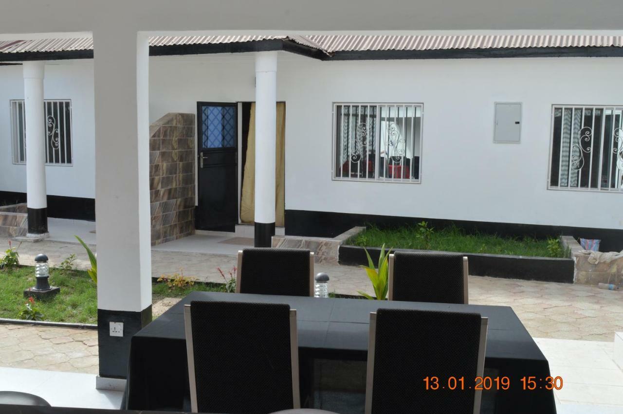 Sukuta Nema Guest House Banjul Ngoại thất bức ảnh